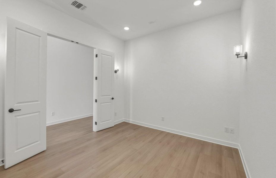 Spacious, unfurnished interior of a new home in 6 Creeks, Kyle (Image 27).