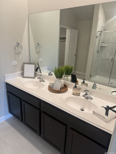 Furnished interior view inside a new home in Jordan's Ranch, San Antonio (Image 9).