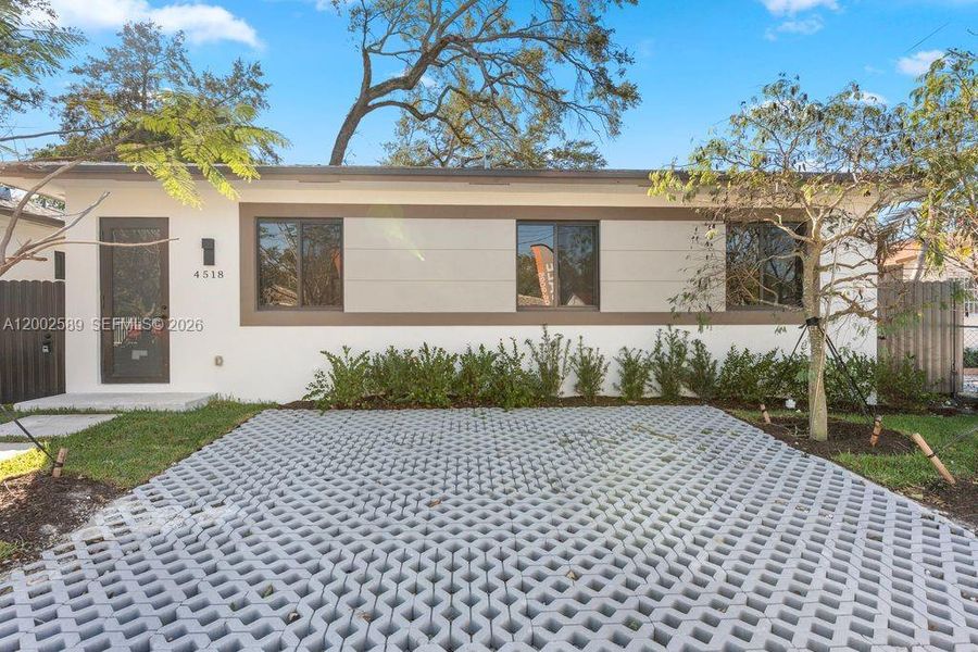 Exterior details and patio area of a home in , Miami (Image 20).