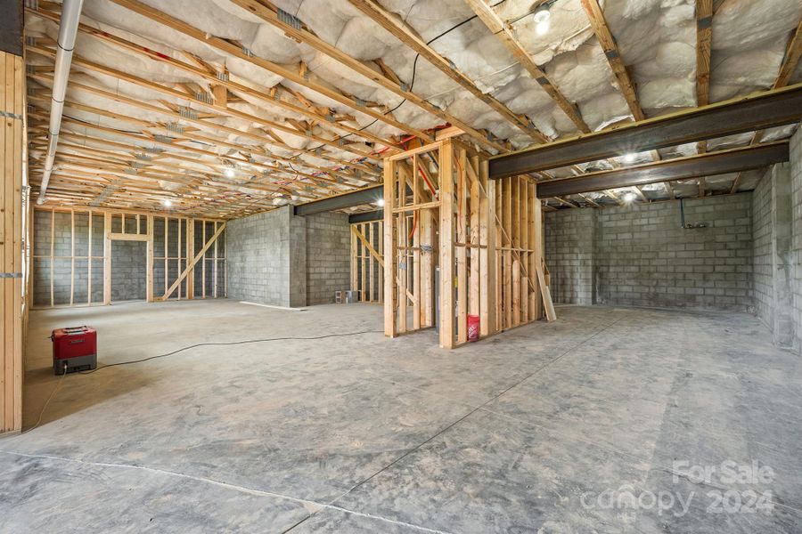 Unfinished basement - 1999 sq ft