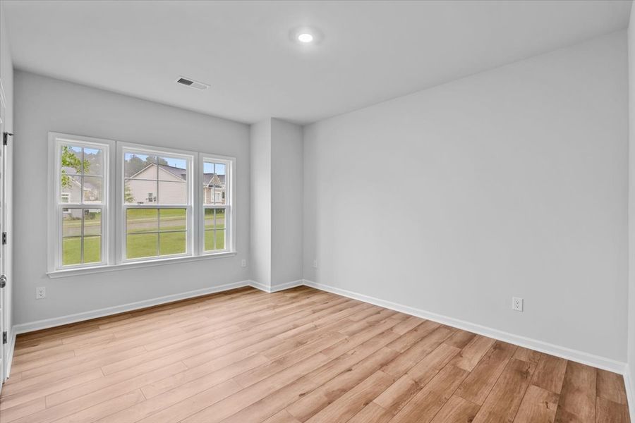 Spacious, unfurnished interior of a new home in Fieldstone, Lexington (Image 28).