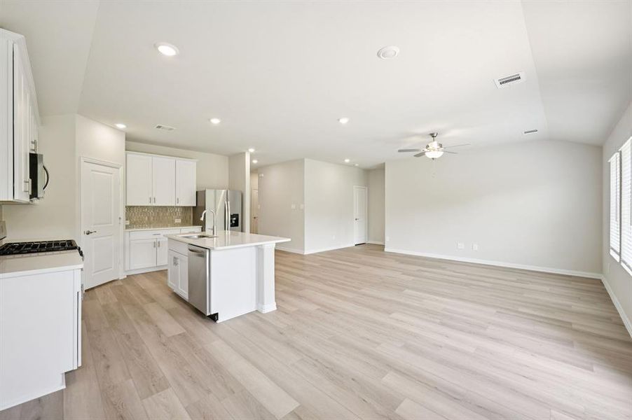 Photo is not of the actual home, but is an inspirational photo of builder’s model home and may depict options, furnishings, and/or decorator features that are not included. Photo is not of the actual home, but is an inspirational photo of builder’s model home and may depict options, furnishings, and/or decorator features that are not included.