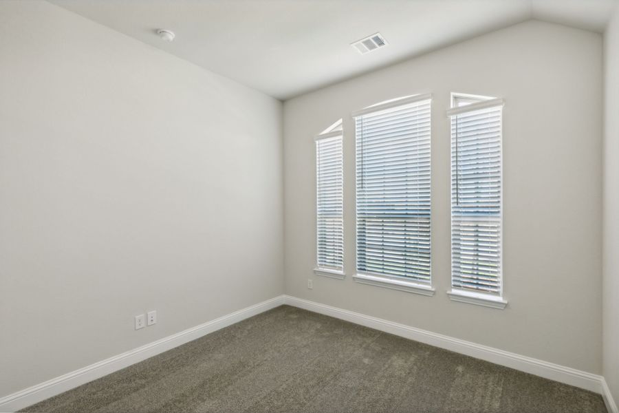 Spacious, unfurnished interior of a new home in Summer Crest, Fort Worth (Image 11).