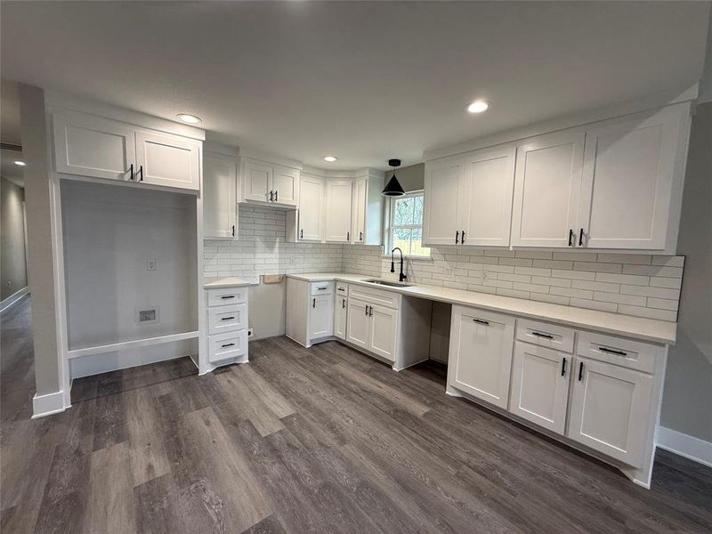 Furnished interior view inside a new home in , Corsicana (Image 4).