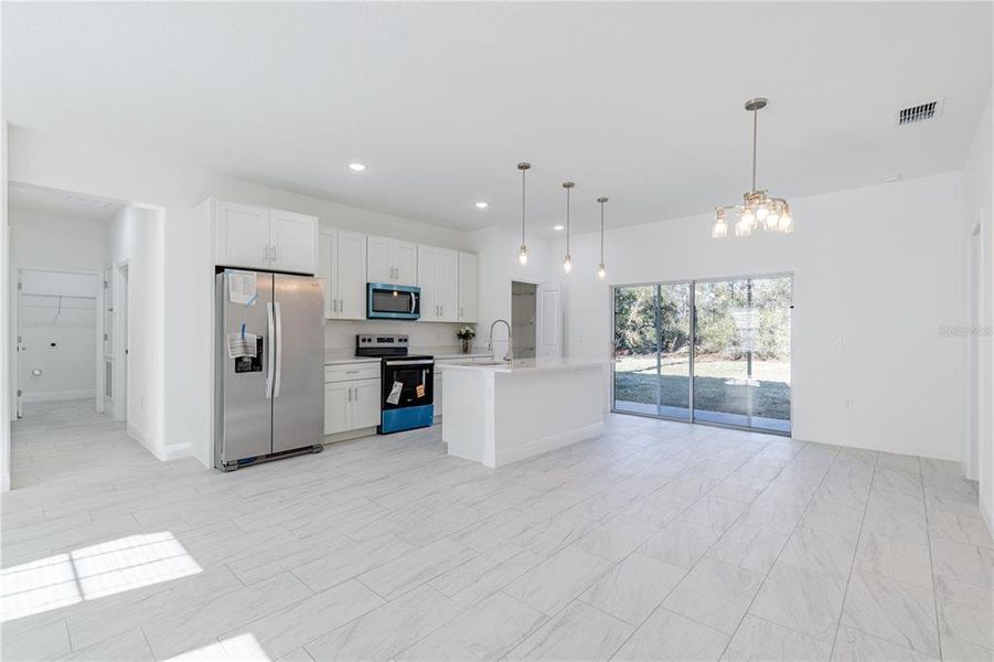 Spacious, unfurnished interior of a new home in , Citrus Springs (Image 31).