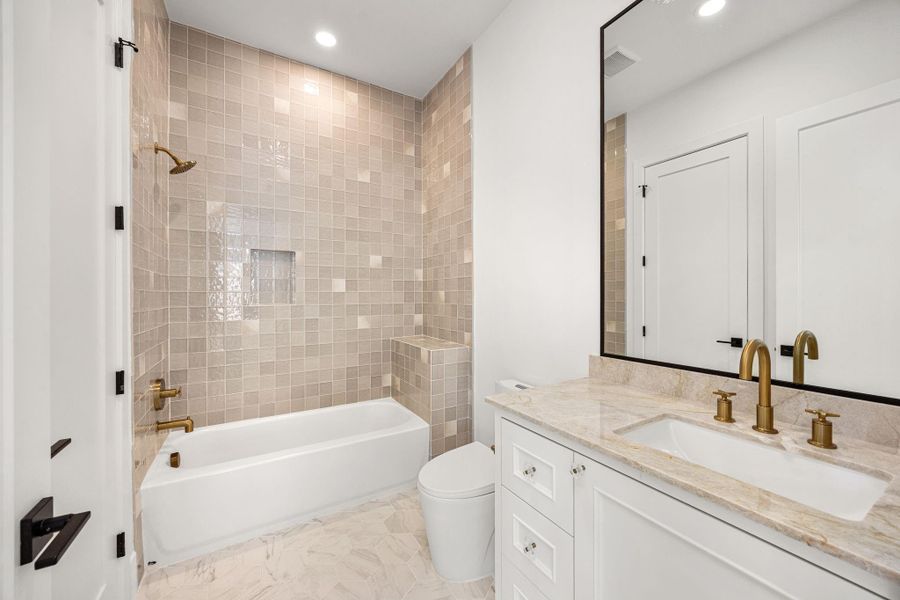 Secondary bathroom w/ tub/shower combo. Secondary bathroom w/ tub/shower combo.