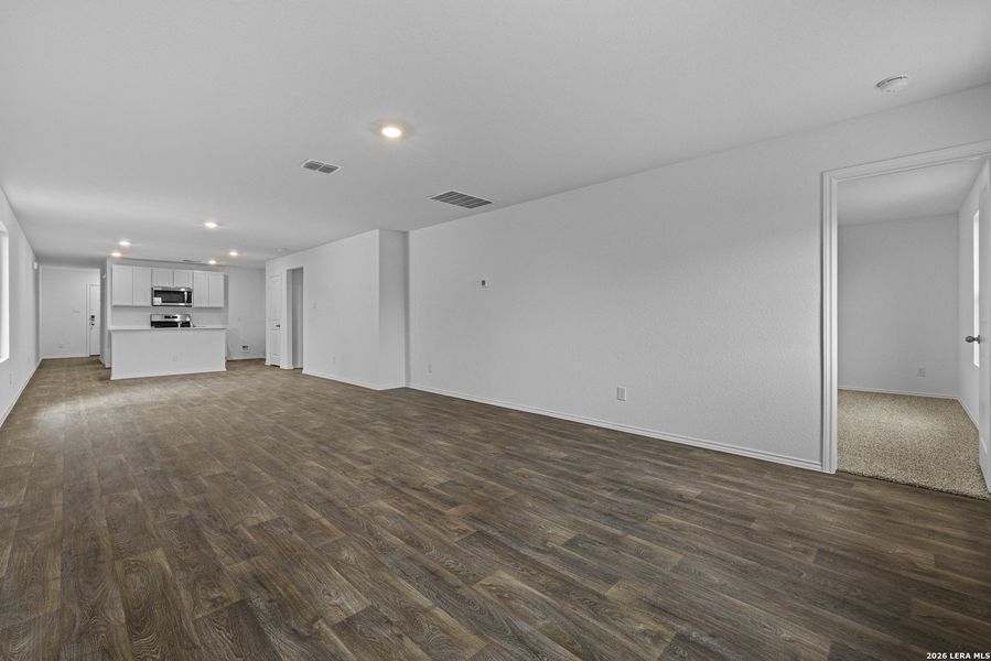 Spacious, unfurnished interior of a new home in Avenida, Converse (Image 11).