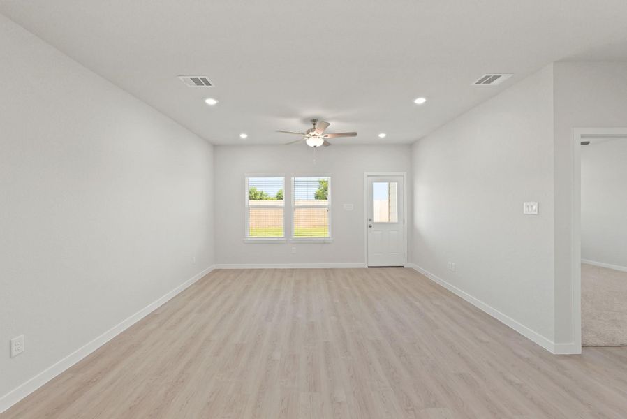 Spacious, unfurnished interior of a new home in River Ranch Trails, Dayton (Image 16).