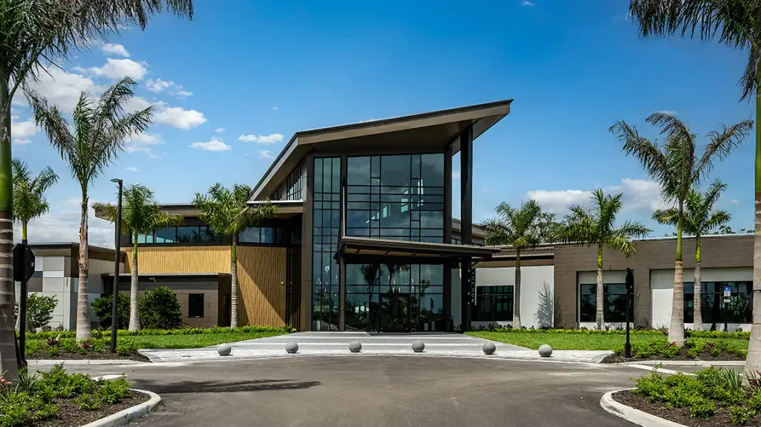 Condo located in Sarasota, FL showcasing its design and architecture (Image 3).
