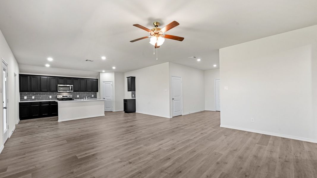 Spacious, unfurnished interior of a new home in Saddlebrook, Waxahachie (Image 19).