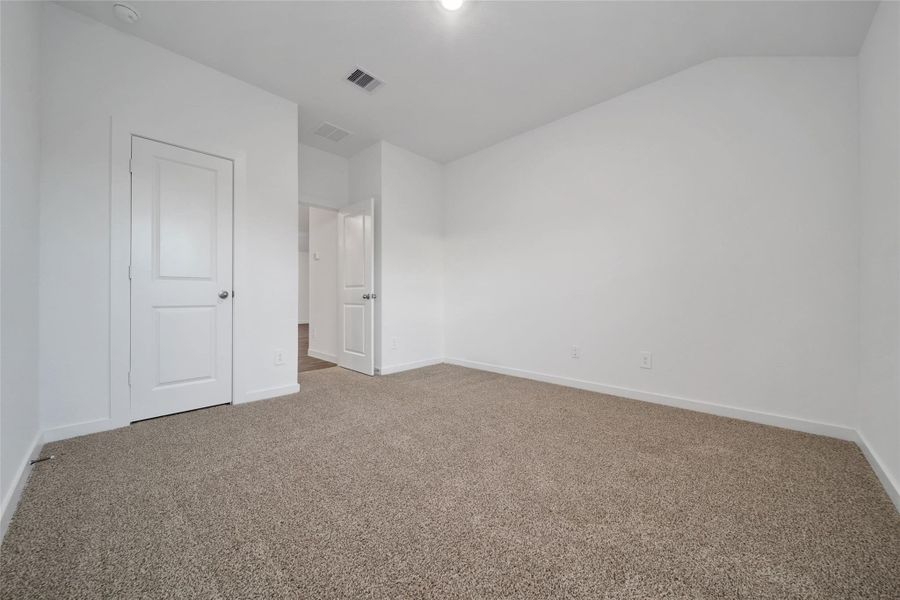 Spacious, unfurnished interior of a new home in Silverthorne, Conroe (Image 38).