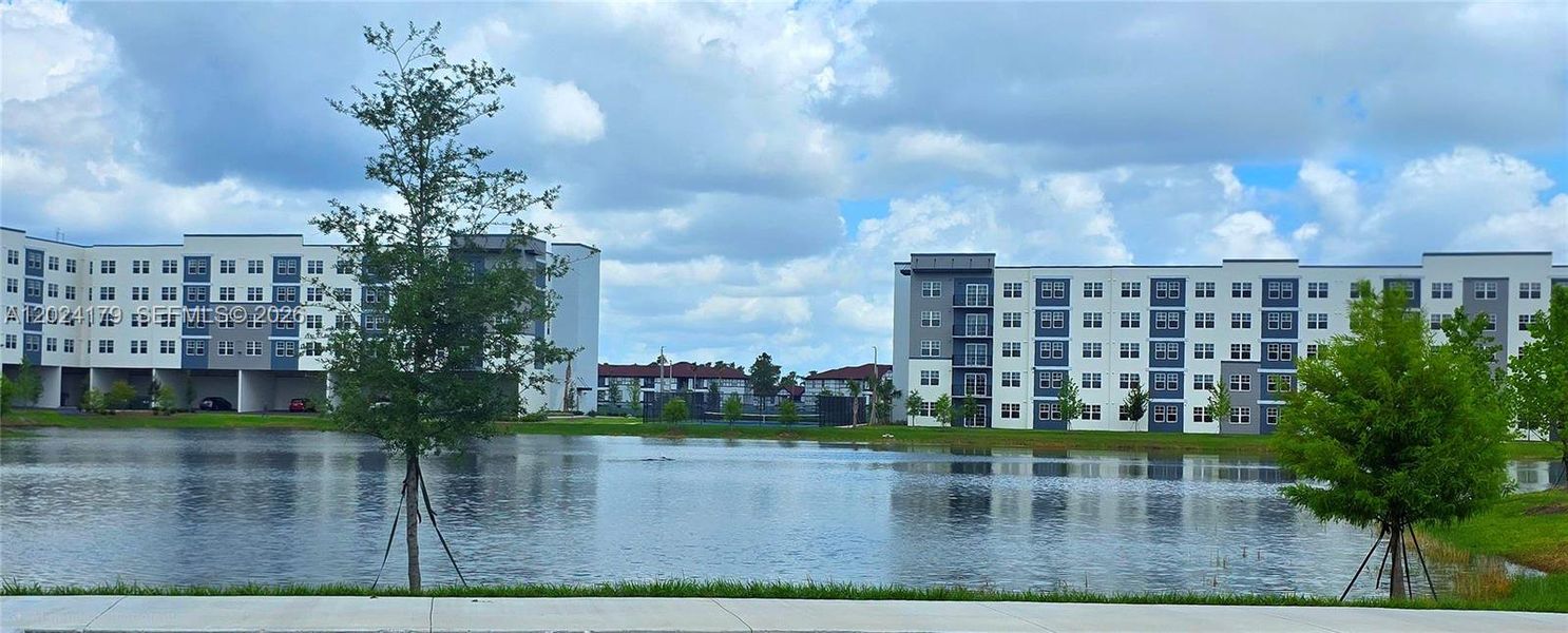 Condo located in Orlando, FL showcasing its design and architecture (Image 24).