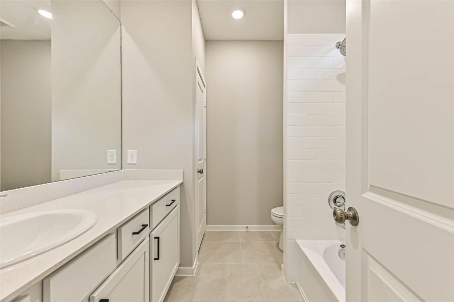 Furnished interior view inside a new home in Lago Mar, Texas City (Image 7).