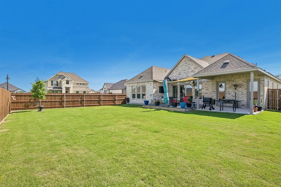 Exterior details and patio area of a home in Ridge Crossing, Waxahachie (Image 4).