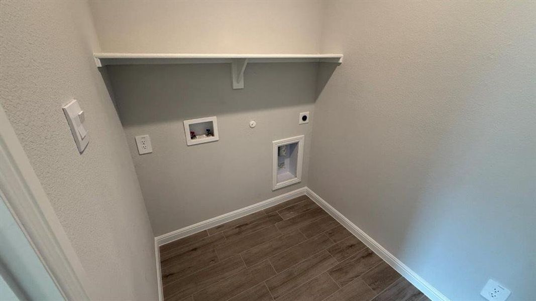 Spacious, unfurnished interior of a new home in Saratoga, Granbury (Image 15).