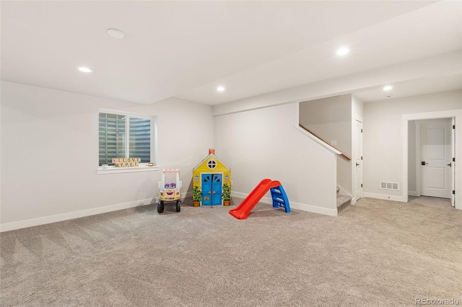 Spacious, unfurnished interior of a new home in Sterling Ranch, Colorado Springs (Image 20).