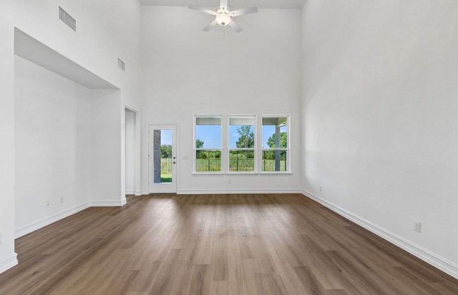 Spacious, unfurnished interior of a new home in Creekview Meadows, Pilot Point (Image 15).