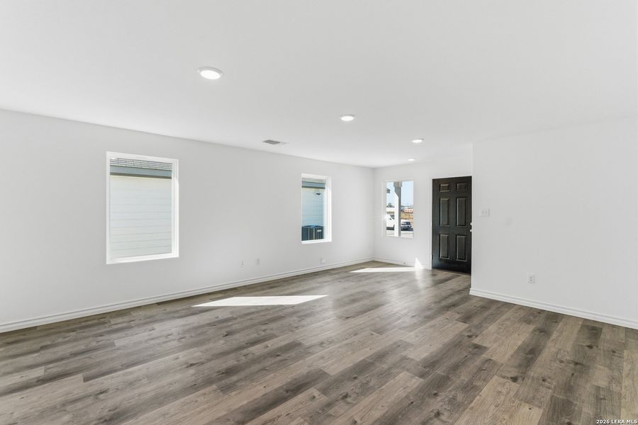 Spacious, unfurnished interior of a new home in Horizon Ridge, San Antonio (Image 12).