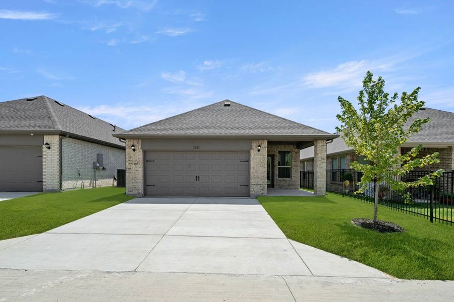 Front exterior of a new home in Redden Farms – Active Adult, Midlothian, TX, highlighting curb appeal (Image 9). Front exterior of a new home in Redden Farms – Active Adult, Midlothian, TX, highlighting curb appeal (Image 9).