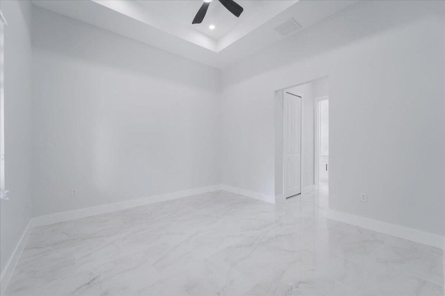 Spacious, unfurnished interior of a new home in , Lehigh Acres (Image 23).