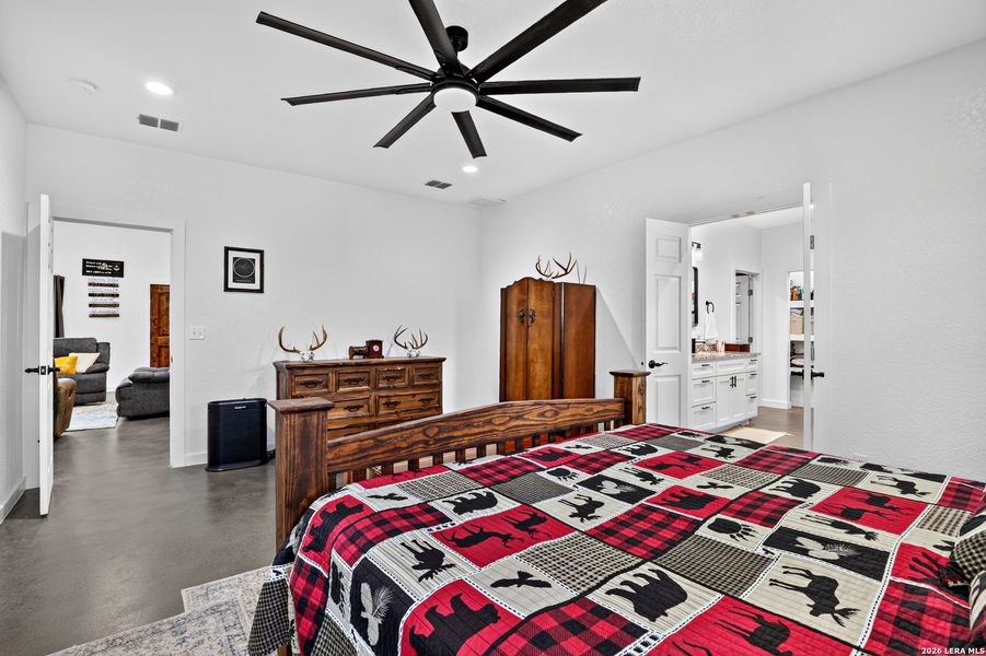 Furnished interior view inside a new home in , Kenedy (Image 13).