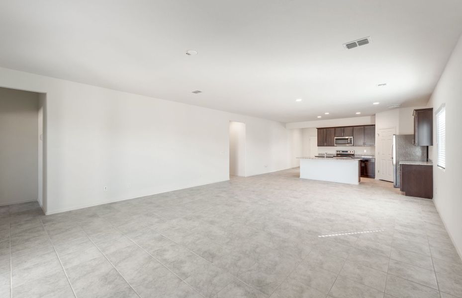 Spacious, unfurnished interior of a new home in Copper Falls, Buckeye (Image 11).