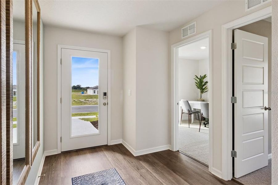 Spacious, unfurnished interior of a new home in Magnolia Pointe, Umatilla (Image 18).