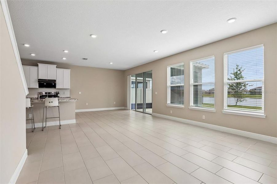 Spacious, unfurnished interior of a new home in Mangrove Manor, Apollo Beach (Image 26).
