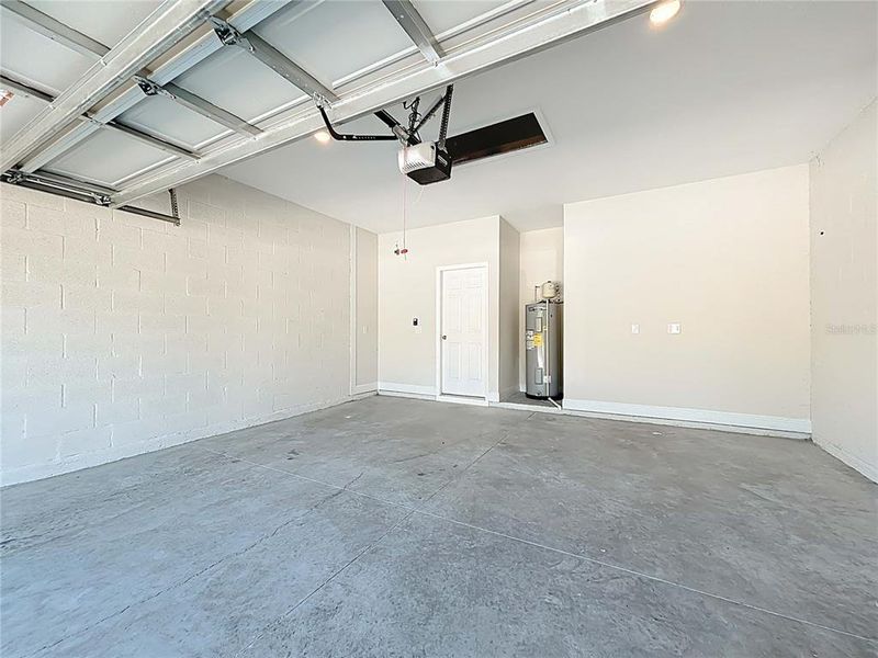 Spacious, unfurnished interior of a new home in , North Port (Image 40).