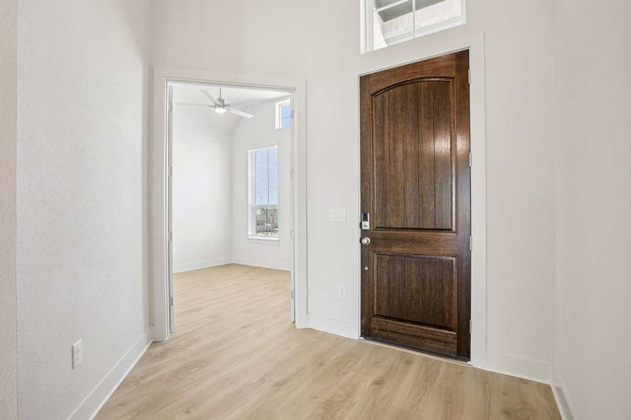 Spacious, unfurnished interior of a new home in Sunfield, Buda (Image 23).