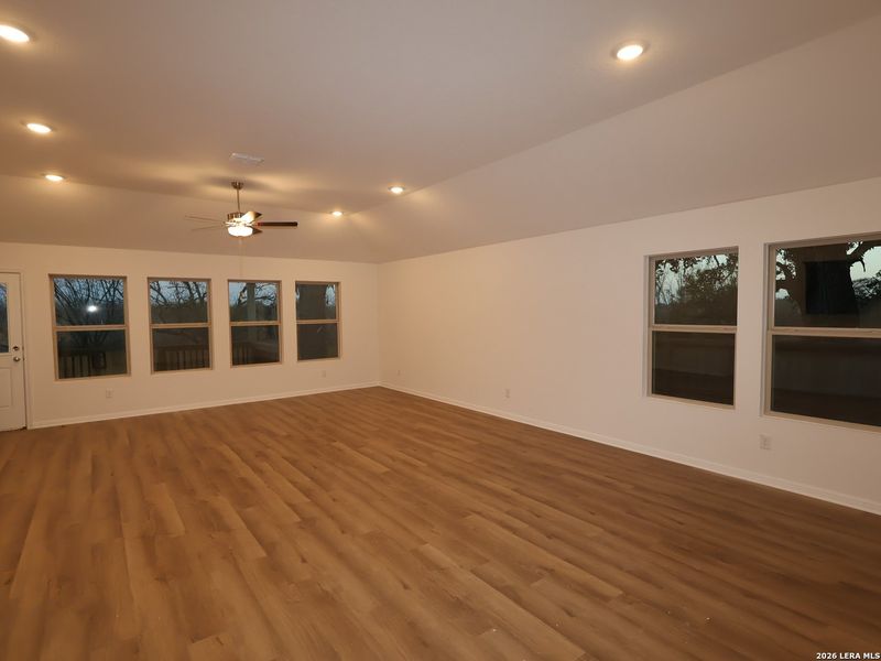 Spacious, unfurnished interior of a new home in Cinco Lakes, San Antonio (Image 8).