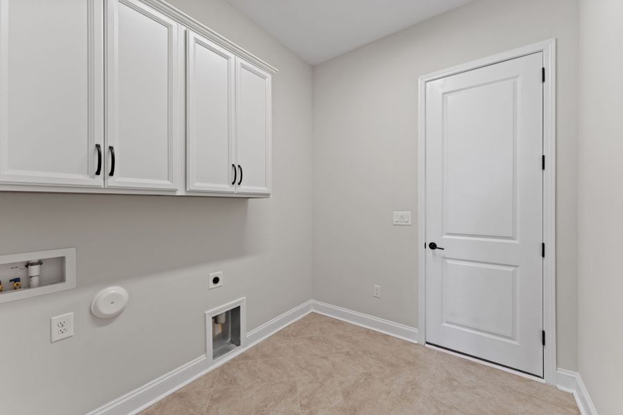 Spacious, unfurnished interior of a new home in Estates at Sugar Creek, Fort Mill (Image 19).