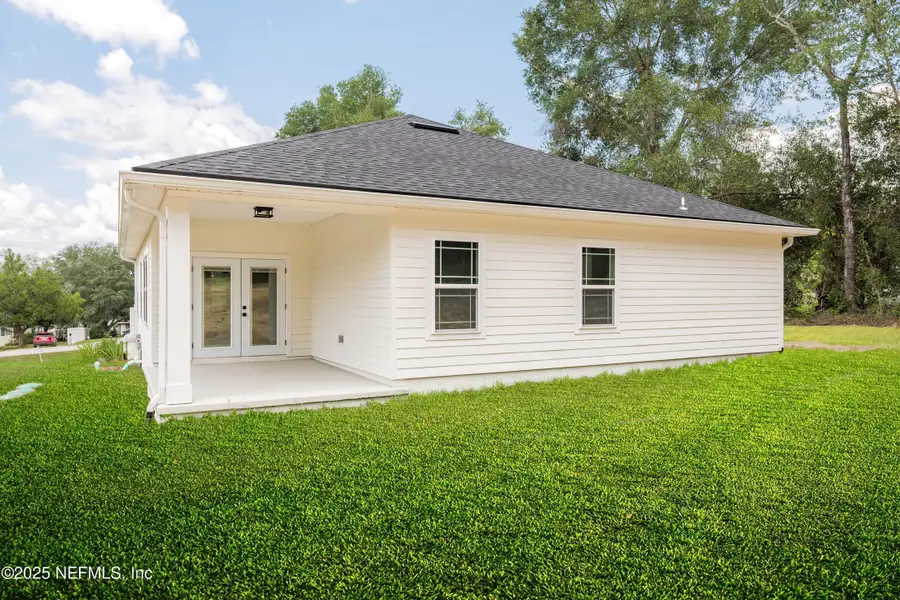 Exterior details and patio area of a home in , Keystone Heights (Image 3).