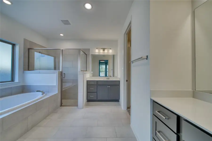 Furnished interior view inside a new home in Meridiana 40'/45', Manvel (Image 9).