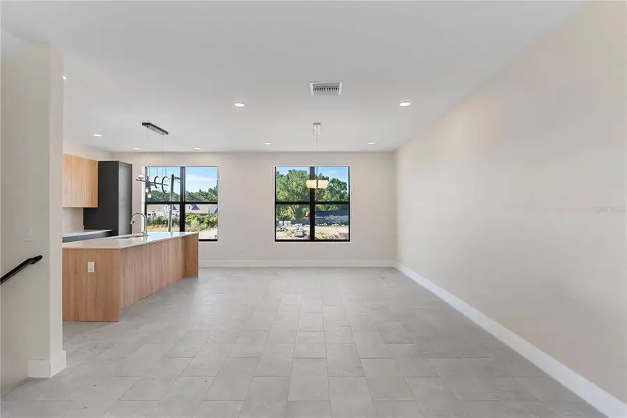 Spacious, unfurnished interior of a new home in , Tampa (Image 16).