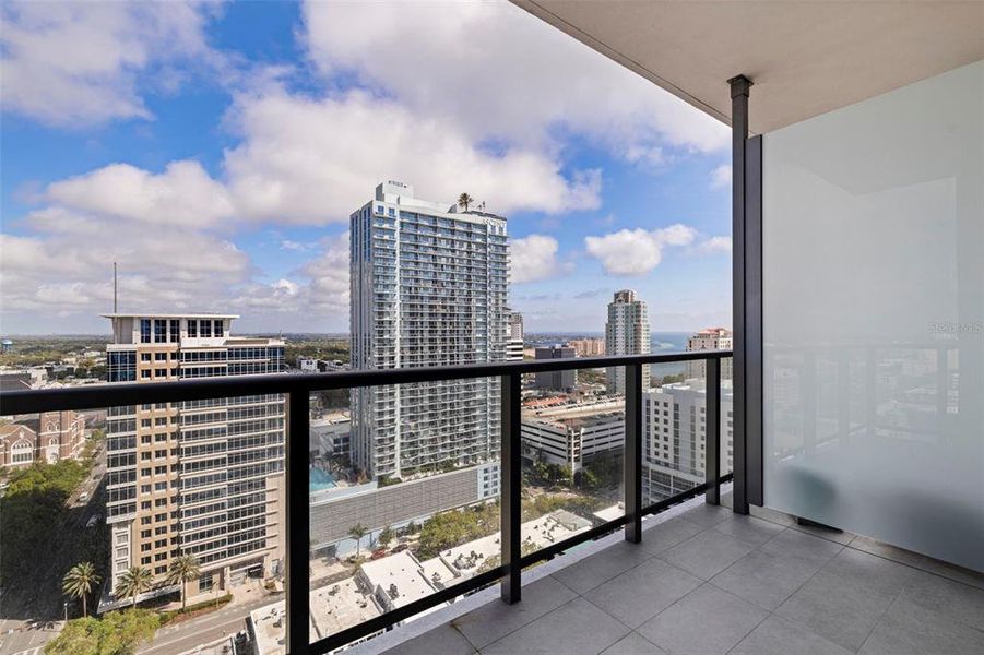 Condo located in St. Petersburg, FL showcasing its design and architecture (Image 5).