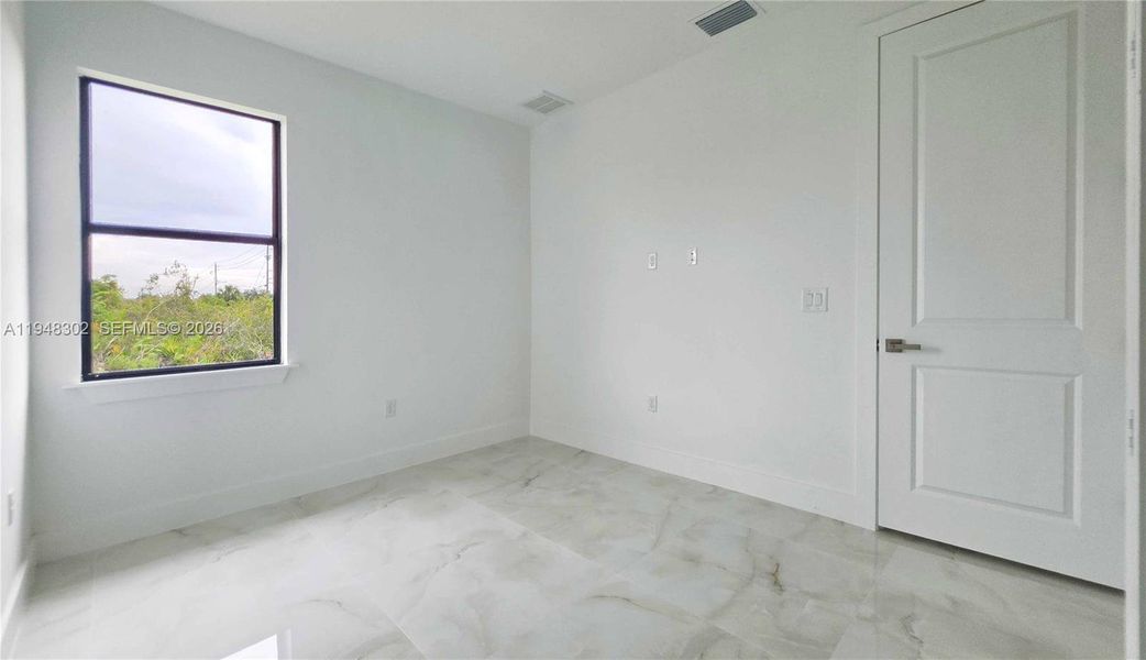 Spacious, unfurnished interior of a new home in , Lehigh Acres (Image 31).