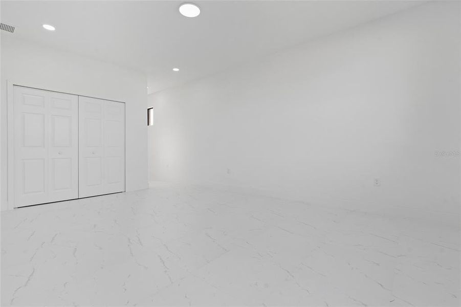 Spacious, unfurnished interior of a new home in , Lehigh Acres (Image 12).