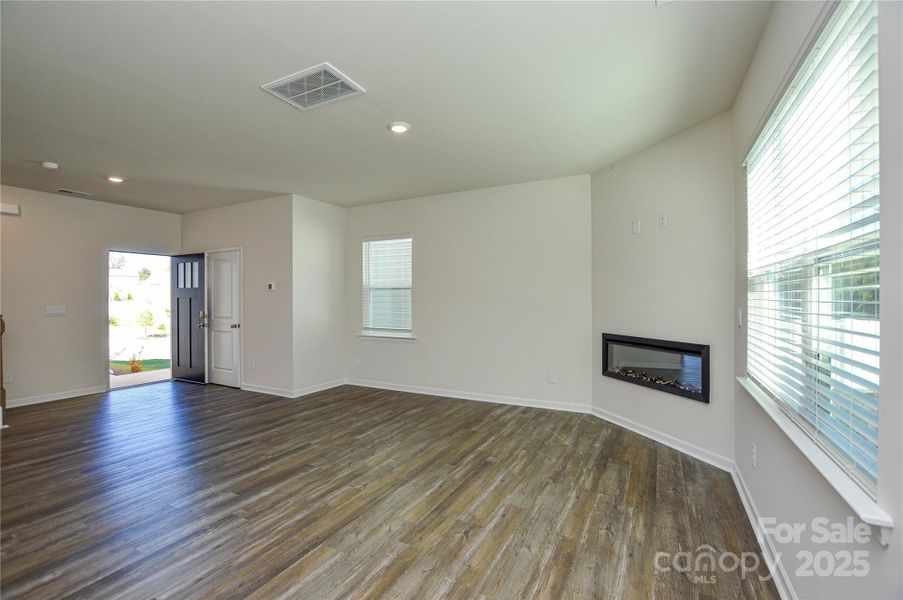 Spacious, unfurnished interior of a new home in Fergus Crossing, York (Image 27).