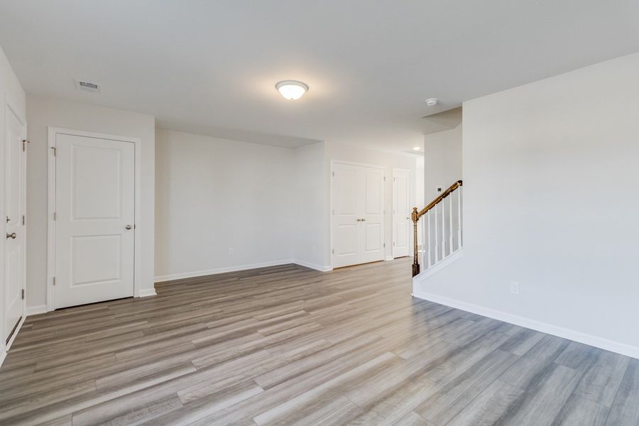 Spacious, unfurnished interior of a new home in Astoria, Columbia (Image 14).