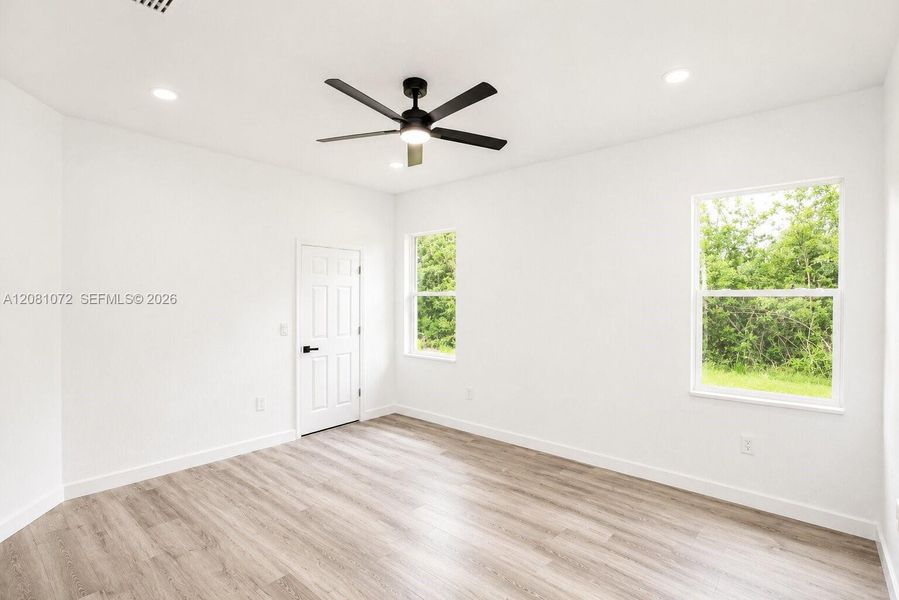 Spacious, unfurnished interior of a new home in , Sebring (Image 20).