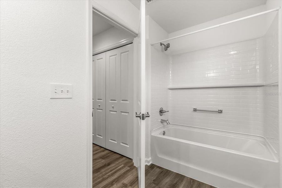 Spacious, unfurnished interior of a new home in , The Villages (Image 14).