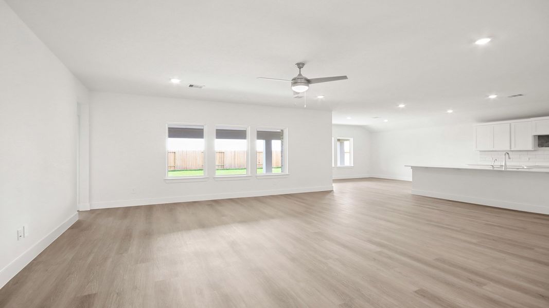 Spacious, unfurnished interior of a new home in Riverside Estates, Mont Belvieu (Image 12).