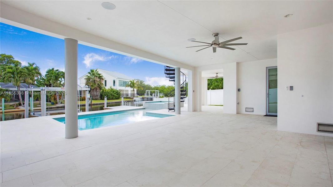 Spacious, unfurnished interior of a new home in , Naples (Image 21).