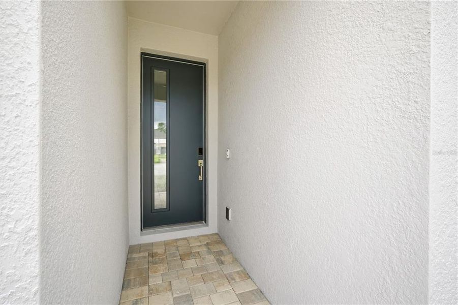 Exterior details and patio area of a home in Glen Lakes, Weeki Wachee (Image 23).