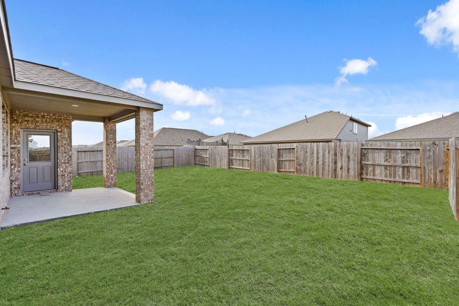 Exterior details and patio area of a home in Lago Mar, Texas City (Image 3).