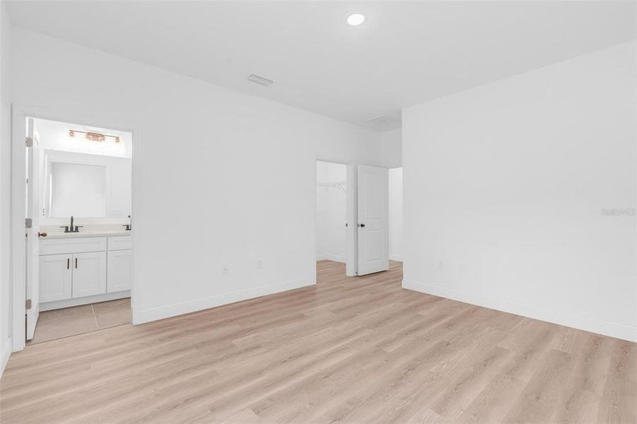 Spacious, unfurnished interior of a new home in , Ocala (Image 24).