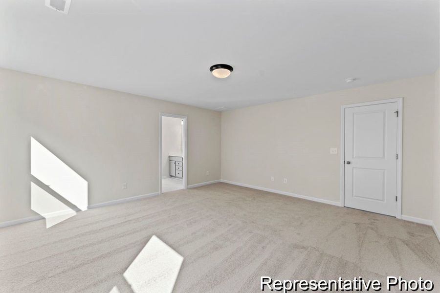 Spacious, unfurnished interior of a new home in Beaver Creek, Statesville (Image 11).