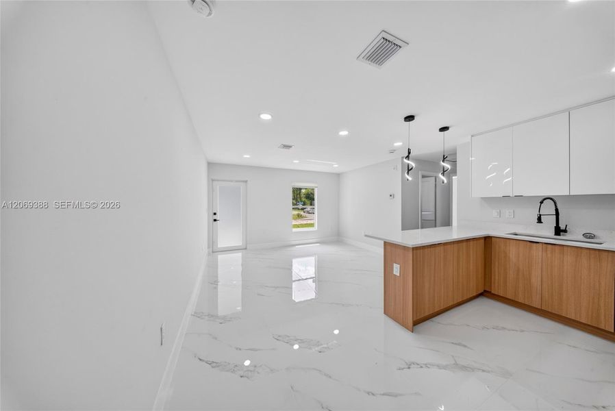 Spacious, unfurnished interior of a new home in , Lehigh Acres (Image 15).