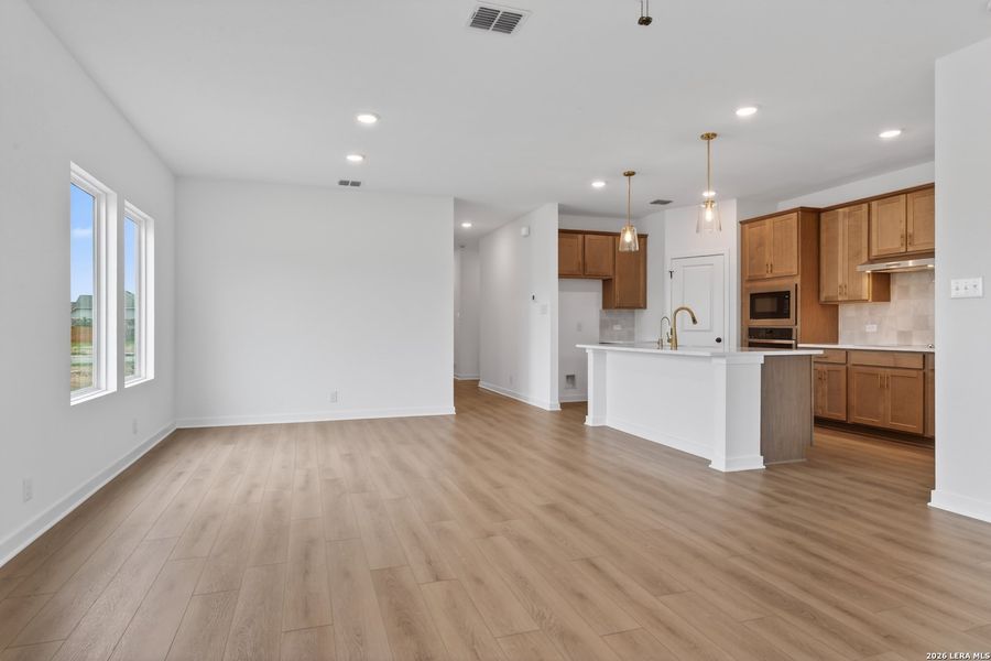 Spacious, unfurnished interior of a new home in Saddlebrook Ranch, Schertz (Image 16).